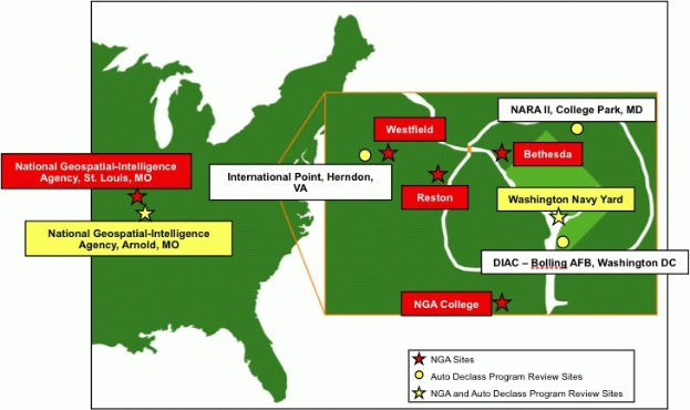 Eine Karte der Vereinigten Staaten, die die Standorte der National Geospatial Intelligence Agency mit fetter Schrift hervorhebt, überlagert auf geografischen Merkmalen wie Flüssen, Bergen und Städten.