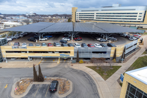 Dieses Parkhaus erzeugt jetzt Strom