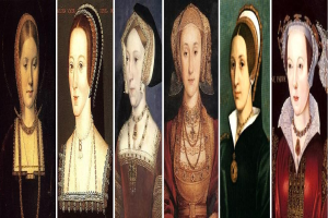 Sechs Porträts von Elizabeth I. von England, jeweils in einem unterschiedlich farbigen Kleid mit prächtigen Accessoires, vor einem dunklen Hintergrund.