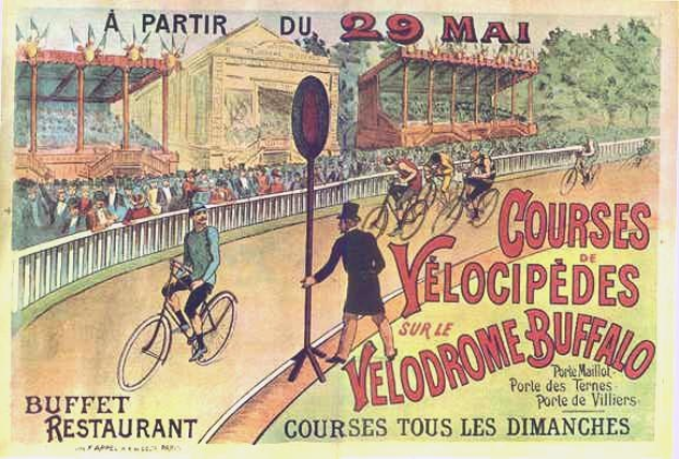 Ein Plakat, das eine Radrennbahn in Buffalo, New York zeigt, auf dem Menschen auf einem umzäunten Weg mit einem Gebäude und Bäumen im Hintergrund Fahrrad fahren und Text mit Veranstaltungseinzelheiten.