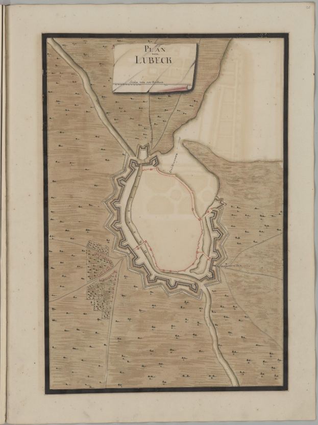 Ein abgenutztes Buch mit einer alten, detaillierten Karte von Lübeck auf dem Cover, das Straßen, Gebäude und Sehenswürdigkeiten zeigt, begleitet von Texten über die Geschichte und Kultur der Stadt.