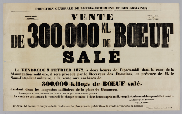 Alte Werbetafel mit der Aufschrift "Vente de 300,000 Kil Kil de Boeuf Sale" vor einem neutralen Wandhintergrund.