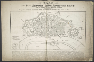 Ein altes Buch mit einer detaillierten Karte von Berlin auf dem Cover, das Straße, Gebäude und Sehenswürdigkeiten zeigt, begleitet von Texten über die Bevölkerung und Merkmale der Stadt.