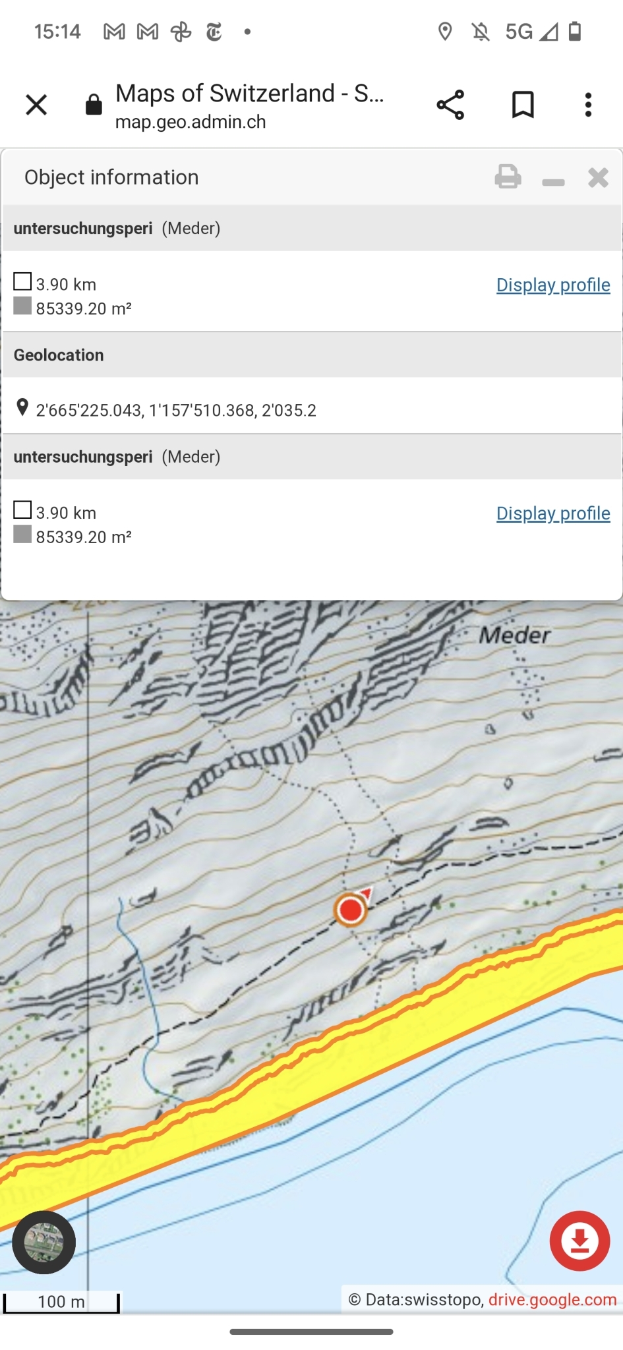 Ein Mobilbildschirm, der eine topografische Karte der Schweiz anzeigt, mit begleitendem Text und Icons, die detaillierte Informationen über den Bereich bereitstellen.