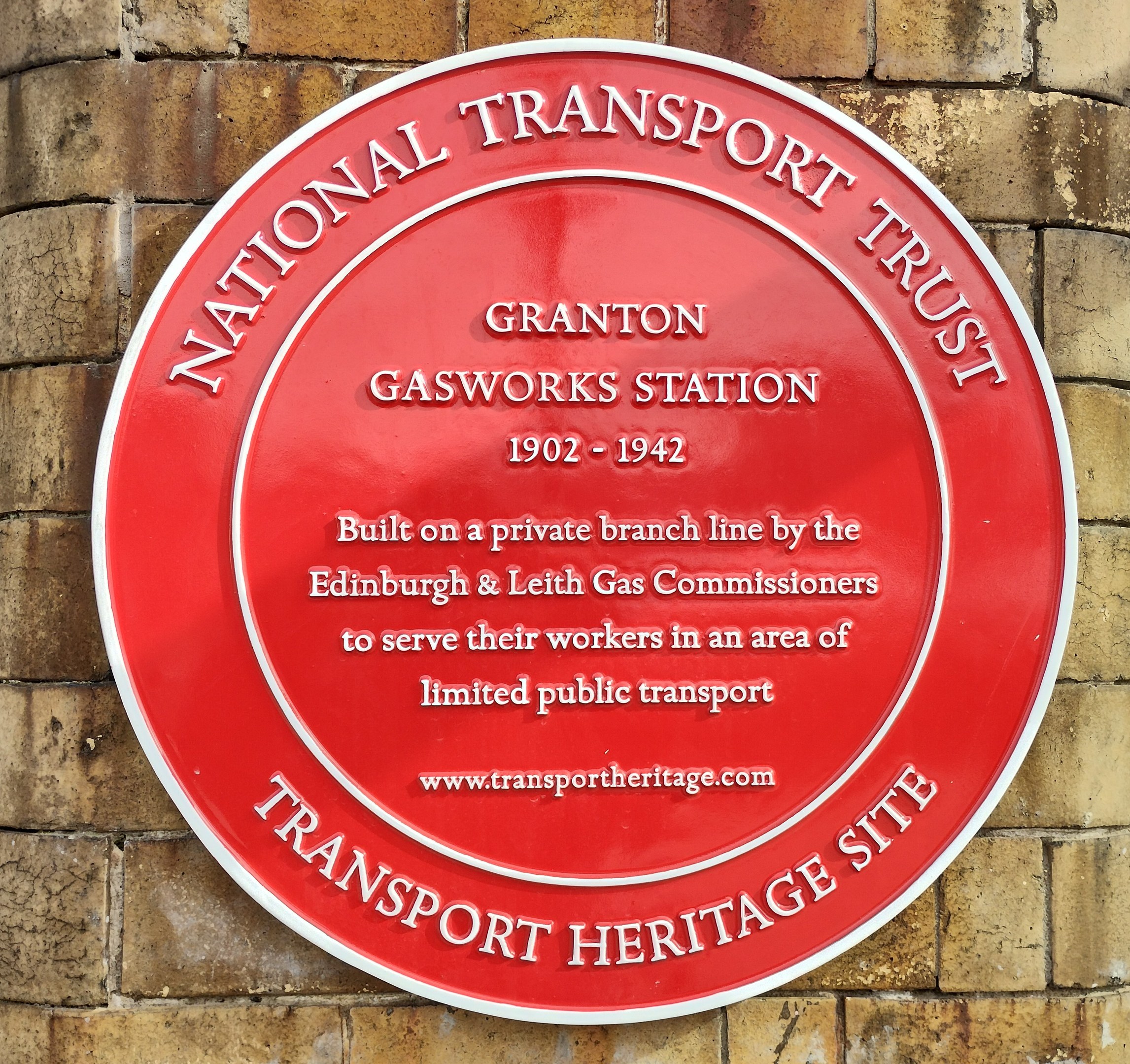 Rotes rundes Schild an einem Backsteingebäude mit der Aufschrift "Nationaler Verkehrsverband".