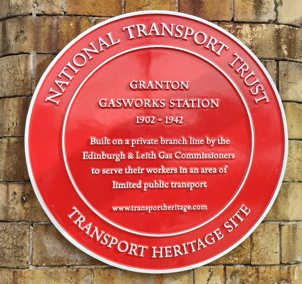 Rotes rundes Schild an einem Backsteingebäude mit der Aufschrift "Nationaler Verkehrsverband".