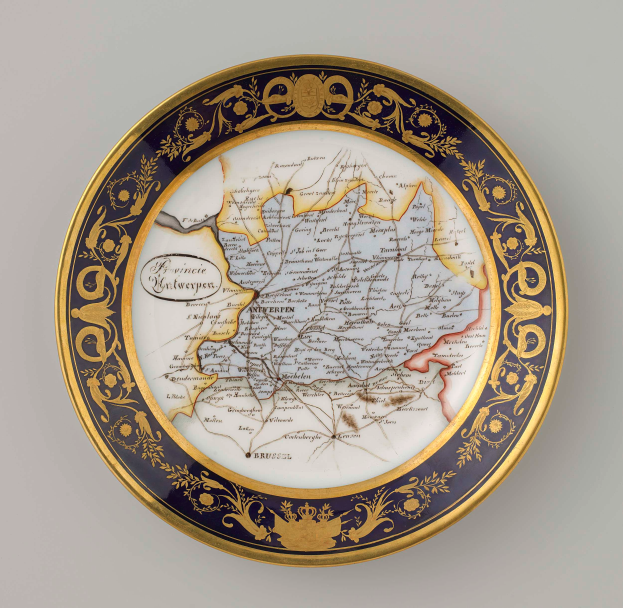 Ein weißes Kennzeichen mit einer detaillierten Deutschlandkarte, verziert mit aufwändigen Designs und Text.