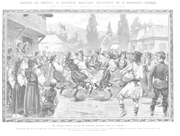 Schwarz-weißes Bild einer Gruppe von Menschen, die vor einer Menge tanzen, mit Häusern und Bäumen im Hintergrund und einem Text unten, der "Ostern in Servia: Eine kuriose militärische Travestie in einem Bauerntanz" lautet.