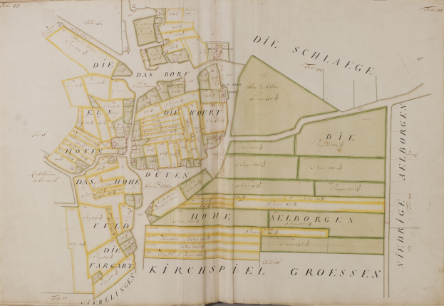 Ein abgenutztes Buch mit einer detaillierten historischen Karte von Hamburg, Deutschland, und begleitendem Text über die Bevölkerung, Straßen und Sehenswürdigkeiten der Stadt.