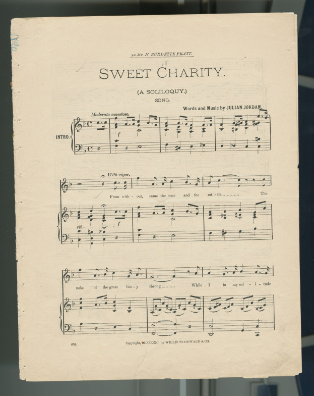Alte Notenblätter für "Sweet Charity" mit Noten und Symbolen auf einer Glasfläche.