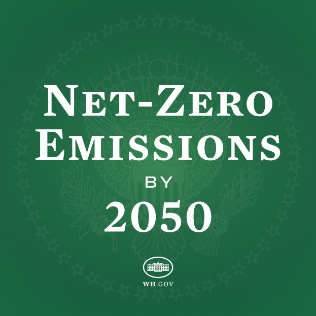 Weißer Text auf grünem Hintergrund, der "netto-null-Emissionen bis 2050" in fetter Schrift enthält.