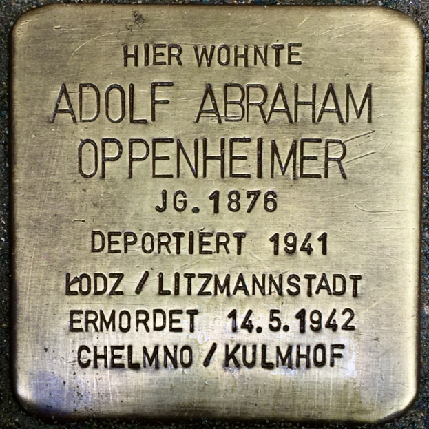 Metallplatte an einer Gebäudeseite mit der Inschrift "Adolf Abraham Oppenheimer".