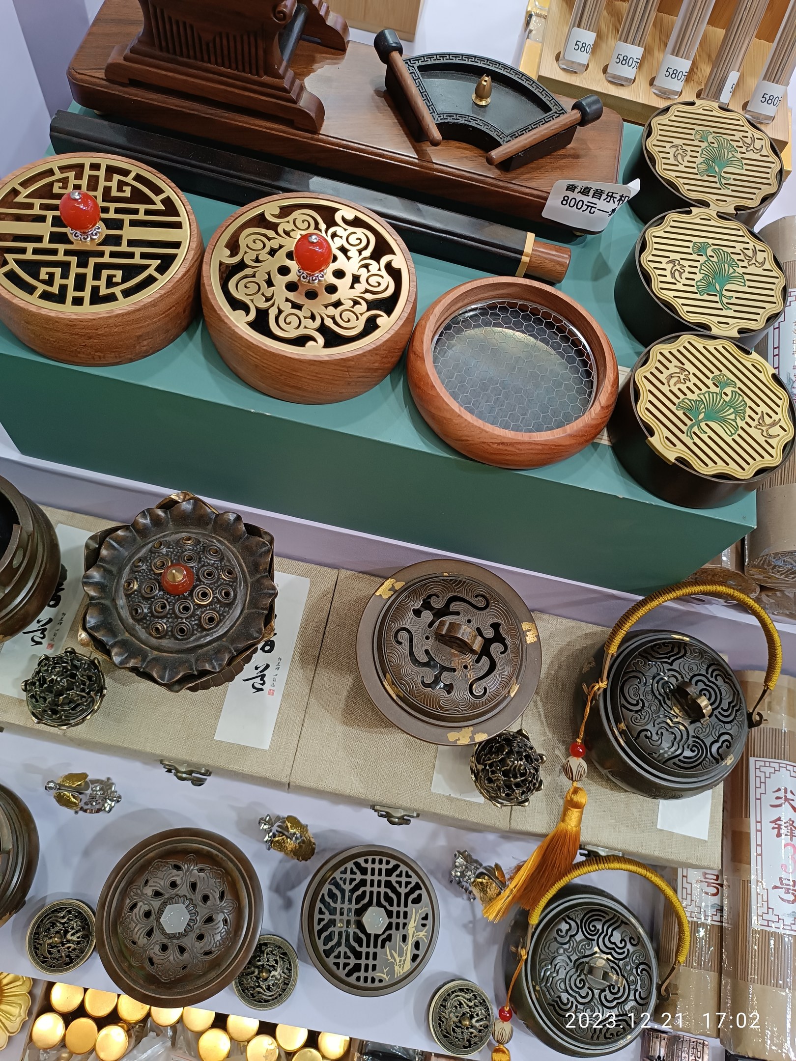 Ein Tisch mit verschiedenen chinesischen Räucherstäbchen, Schachteln und Papieren mit Text, wahrscheinlich im Zusammenhang mit einem chinesischen Neujahrsfest.