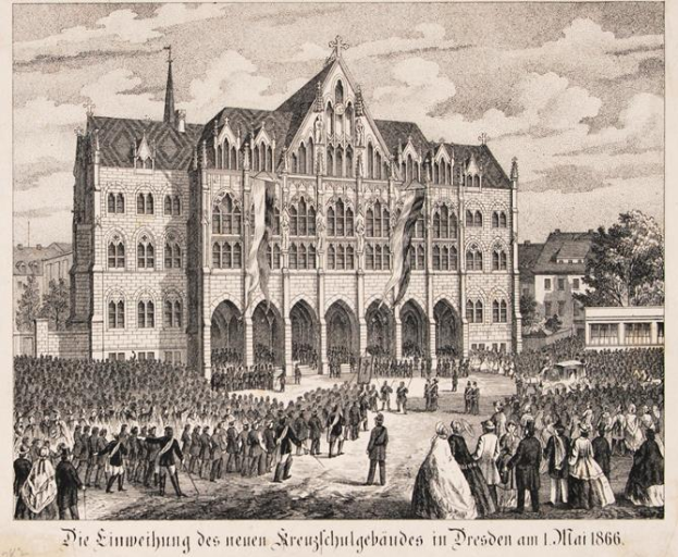 Eine große Menschenmenge steht vor einem Gebäude mit Fenstern, Bäumen und einem bewölkten Himmel im Hintergrund, mit Text unten, der "1866 - die Einweihung des neuen Kreuzschulgebändes in Dresden" lautet.