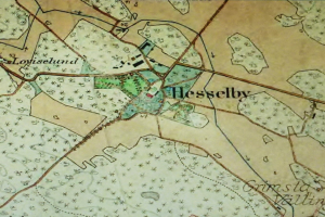 Alte Karte von Hesselby mit detaillierten Straßen, Gebäuden und markierten Landmarken.