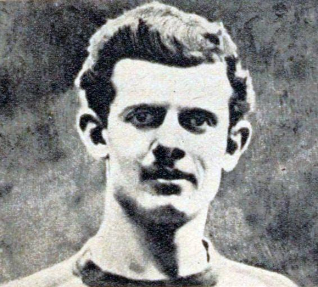 Ein Schwarz-Weiß-Foto eines älteren Mannes mit Schnurrbart, bei dem es sich mutmaßlich um den legendären Fußballspieler handelt.