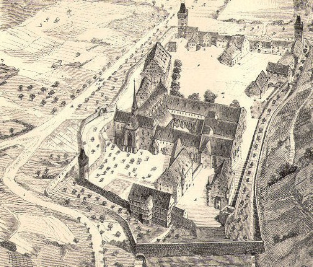 Schwarzer und weißer Luftbildaufnahme einer Stadt mit einer zentralen Kirche umgeben von Gebäuden, Bäumen und Straßen, mit Text unten.