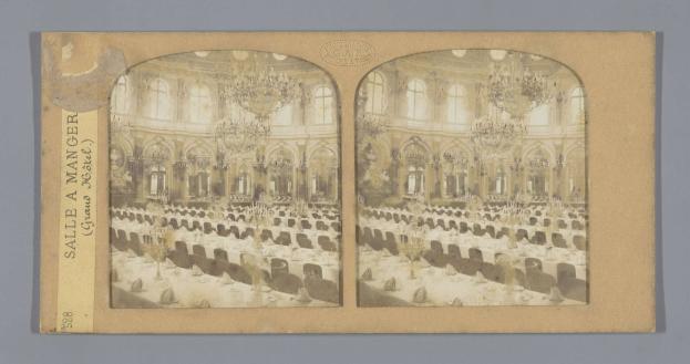 Altes Foto eines prächtigen Hotelballsaals mit Tischen, Kronleuchtern und Fenstern, das den Text "Sale a Manger, Grand Hotel" links zeigt.