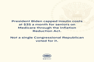 Plakat mit der Aufschrift "Präsident Biden beschränkte die Kosten für Insulin auf 35 Dollar pro Monat für Senioren mit Medicare durch das Inflation Reduction Act" und einem Logo darüber.