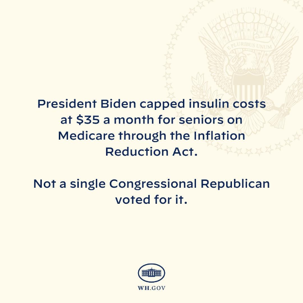 Plakat mit der Aufschrift "Präsident Biden beschränkte die Kosten für Insulin auf 35 Dollar pro Monat für Senioren mit Medicare durch das Inflation Reduction Act" und einem Logo darüber.