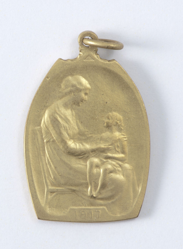 Goldmedaille mit einer Reliefdarstellung einer Frau in einem weißen Kleid mit einem Knoten im Haar, die ein Kind hält, beide sehen sich gegenseitig an, mit der Inschrift "Mutter und Kind."