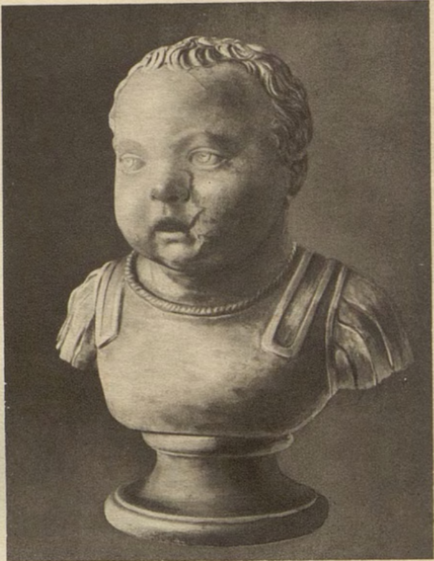 Ein Schwarz-Wei├č-Bild einer Kindermaske mit ernstem Ausdruck, das direkt in die Kamera schaut, auf einem Sockel mit der Aufschrift "Maske eines Kindes" unten.