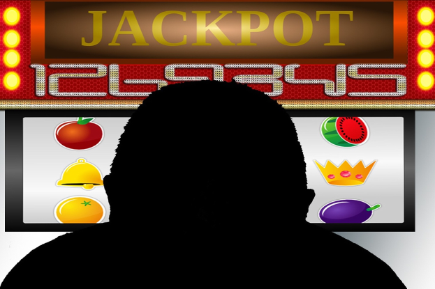 Ein Mann, der an einem Slot-Automaten mit der Aufschrift "Jackpot" spielt, umgeben von einer Tafel mit Text und Bildern von Früchten, die auf Online-Casinospiele hindeutet.