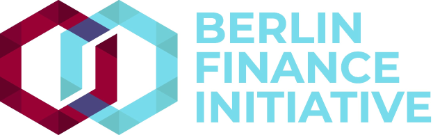 Logo der Berlin Finance Initiative mit einem blauen Kreis mit weißer Umrandung und einem weißen "B" in der Mitte, umgeben von einem weißen Ring mit blau-weißem Karomuster, alles auf einem weißen Hintergrund mit der schwarzen, fetten Schrift "Berlin Finance Initiative".