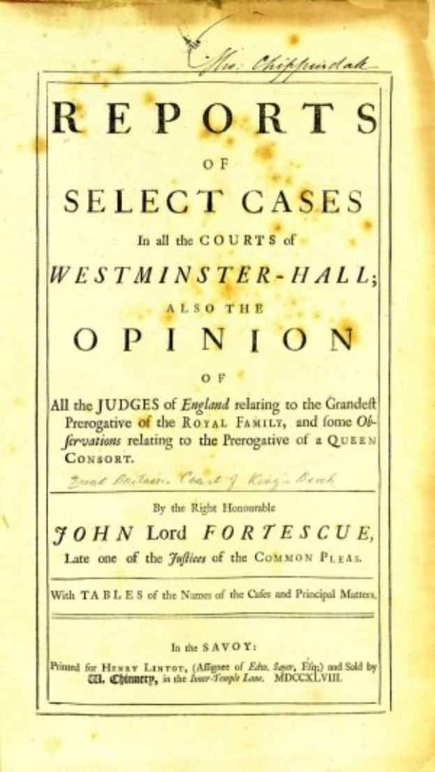 Altes Buch mit dem Titel "Berichte über ausgewählte Fälle in den Gerichten von Westminster-Hall sowie die Meinung von John Lord Fortescue" geöffnet auf einer Seite mit schwarzer Tinte.