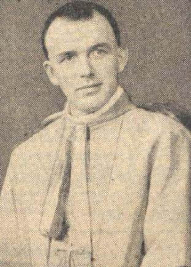 Ein Schwarz-Weiß-Foto eines Mannes in Priesterkleidung, der als erster Bischof der katholischen Kirche gilt, in einer weißen Robe mit schwarzem Kragen und Manschetten, einem schwarzen Hut mit einer weißen Feder und einem ernsten Gesichtsausdruck.