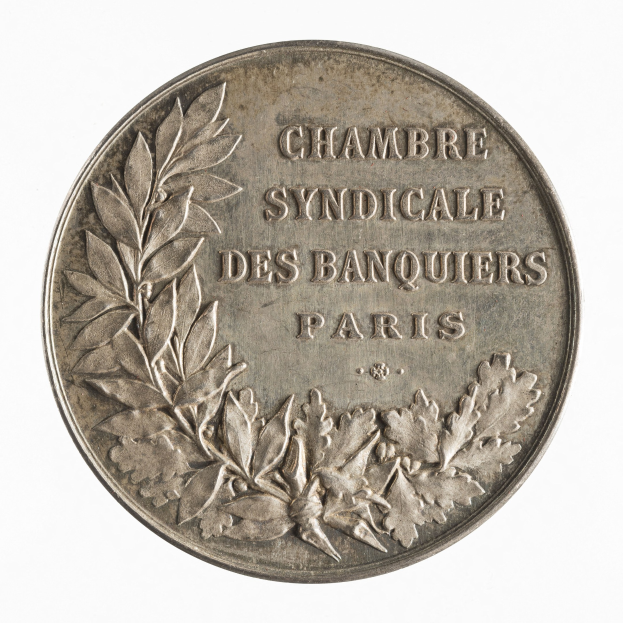 Silbermedaille mit der Aufschrift 'Chambre Syndicale des Banquiers Paris' auf weißem Hintergrund.