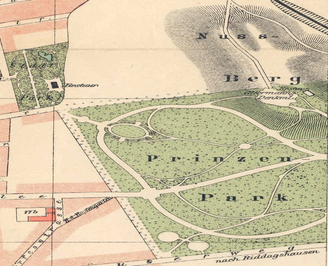 Ausführliche alte Karte von Berlin, Deutschland, die die Lage eines Parks mit Straßen, Sehenswürdigkeiten und textuellen Informationen zum Park hervorhebt.