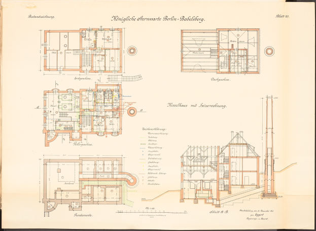 Altes Buch mit detaillierten Architekturplänen und Text, zeigt eine Zeichnung des ursprünglichen Plans für das Königliche Hermwerk Berlin-Baklberg.