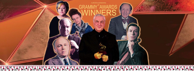 Gruppe von Menschen auf einer Bühne, die einen Preis halten, feiern mit Lächeln und erhobenen Armen, mit "Grammy Awards Gewinner"-Text und einem Design unten.