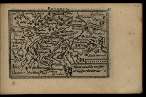 Ein altes Buch mit einer detaillierten Karte von Bayern auf dem Cover, vor einem schwarzen Hintergrund, das verschiedene Städte und Orte der Region zeigt.