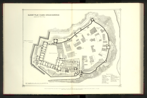 Ein aufgeschlagenes Buch mit einer detaillierten Stadtkarte, auf der Straßen, Gebäude und Sehenswürdigkeiten markiert sind, sowie begleitendem Text mit zusätzlichen Informationen.