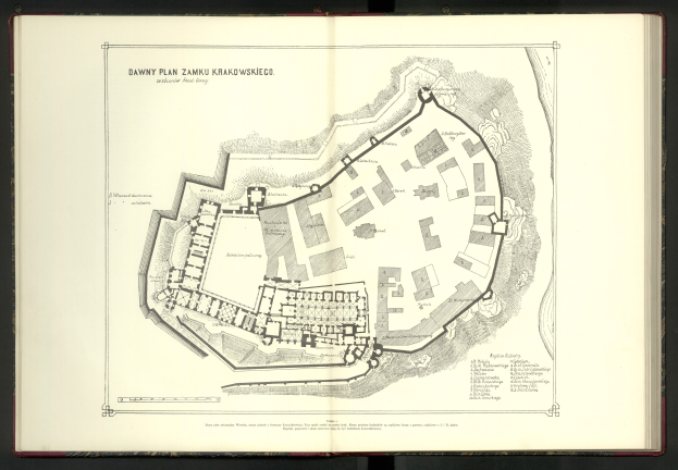 Ein aufgeschlagenes Buch mit einer detaillierten Stadtkarte, auf der Straßen, Gebäude und Sehenswürdigkeiten markiert sind, sowie begleitendem Text mit zusätzlichen Informationen.