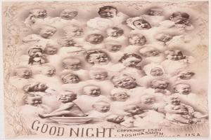 Ein altes Foto von mehreren lachenden Babys in einer Schale mit "Gute Nacht" darunter.