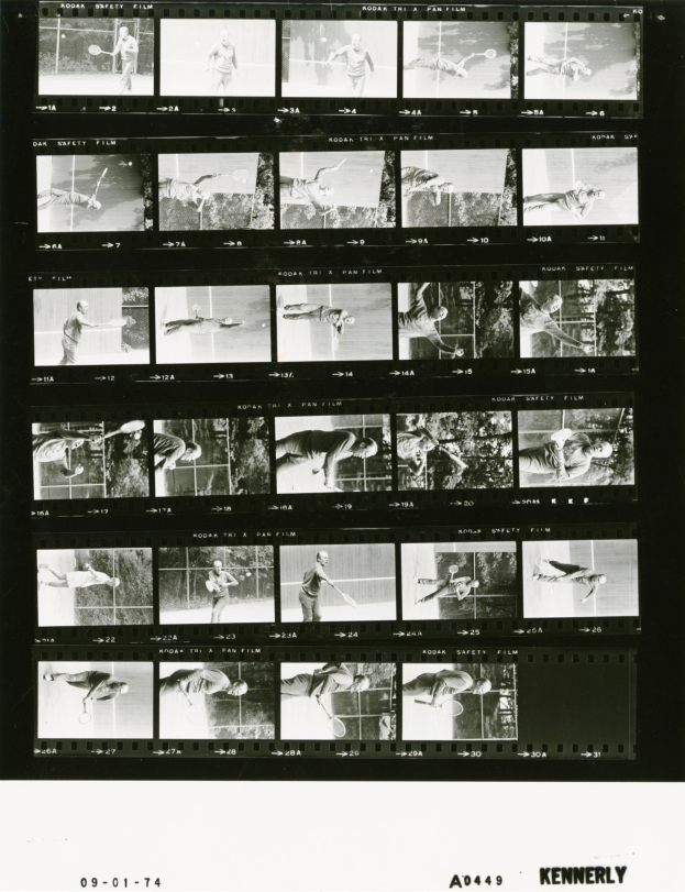 Schwarzes und weißes Foto eines konzentrierten Mannes in einem weißen Hemd und Shorts, der Tennis spielt und einen Schläger hält, mit einem Filmstreifen-Hintergrund.