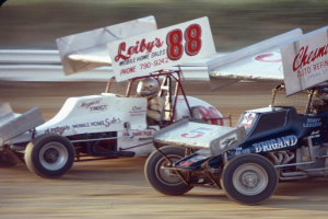 Mehrere Autos fahren auf einer Straße mit einer sichtbaren Sicherheitsbarriere, mit einem unscharfen Hintergrund.