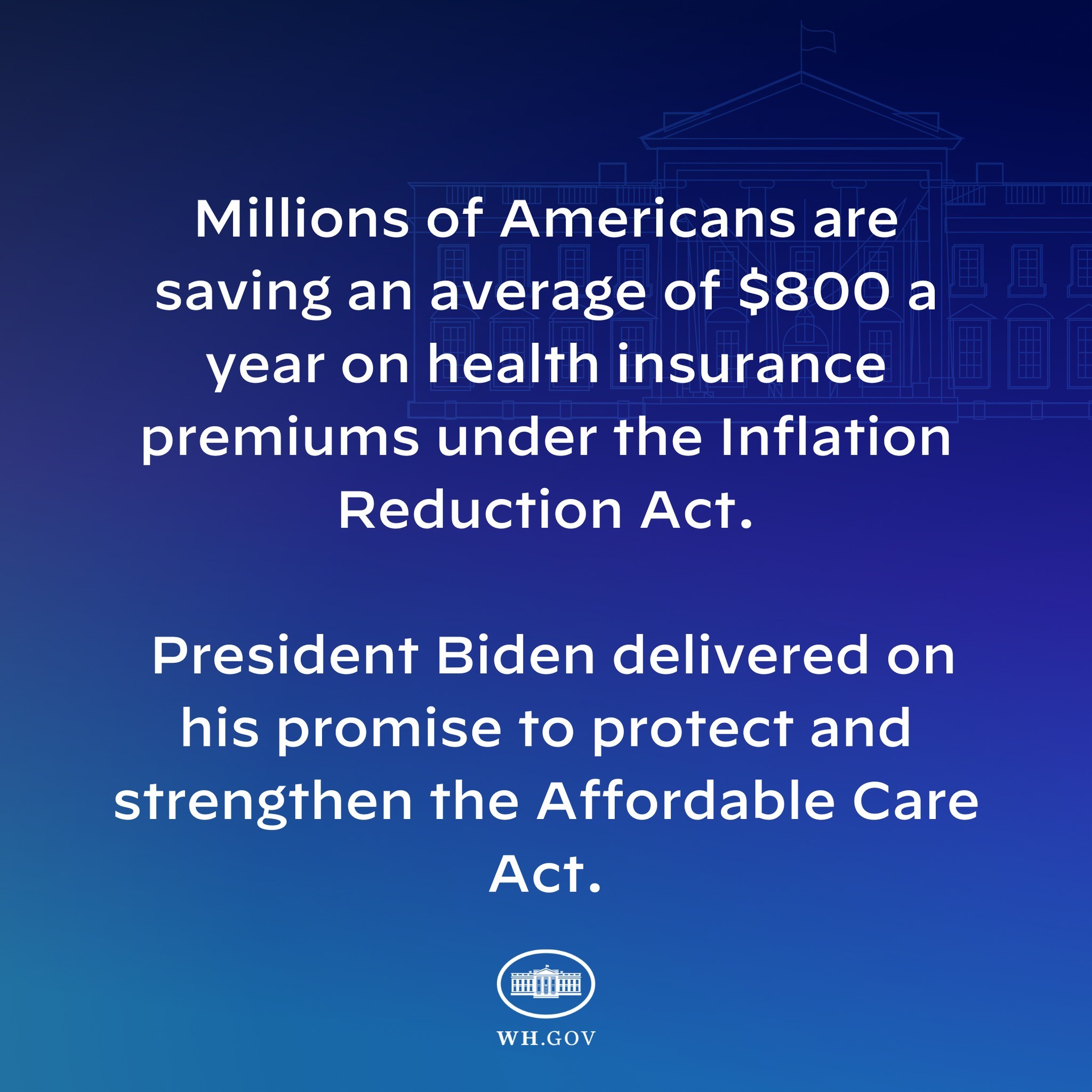 Blauer Hintergrund mit weißer Schrift, die besagt: "Millionen von Amerikanern sparen durchschnittlich 800 USD im Jahr auf ihre Krankenversicherungsprämien thanks to the Inflation Reduction Act" in der Mitte, begleitet von einem Logo.