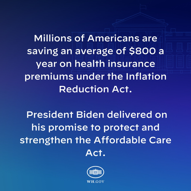 Blauer Hintergrund mit weißer Schrift, die besagt: "Millionen von Amerikanern sparen durchschnittlich 800 USD im Jahr auf ihre Krankenversicherungsprämien thanks to the Inflation Reduction Act" in der Mitte, begleitet von einem Logo.