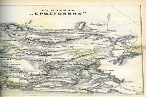 Ein altes Buch mit einer detaillierten Karte des russischen Reiches, das geografische Merkmale wie Berge, Flüsse und Städte zeigt und von Texten begleitet wird, die Orte benennen.