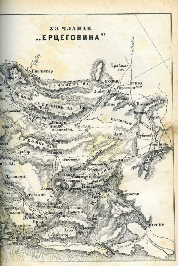 Ein altes Buch mit einer detaillierten Karte des russischen Reiches, das geografische Merkmale wie Berge, Flüsse und Städte zeigt und von Texten begleitet wird, die Orte benennen.