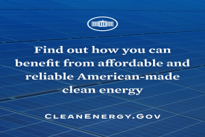 Plakat mit einem blauen Kreis-Logo mit weißer Umrandung und Stern, weißer zentrierter Text 'Finden Sie heraus, wie Sie von erschwinglicher und zuverlässiger amerikanischer Clean-Energy profitieren können', auf einem hellblauen Hintergrund.