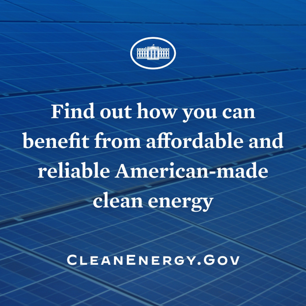 Plakat mit einem blauen Kreis-Logo mit weißer Umrandung und Stern, weißer zentrierter Text 'Finden Sie heraus, wie Sie von erschwinglicher und zuverlässiger amerikanischer Clean-Energy profitieren können', auf einem hellblauen Hintergrund.