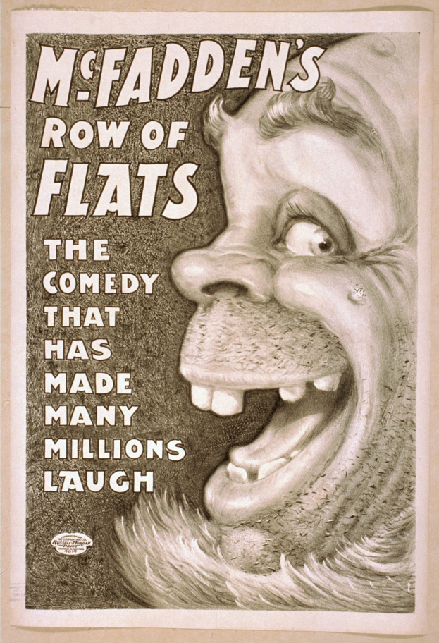 Ein Plakat mit einer Person mit breitem, zahnreichem Grinsen und wilden Haaren, die gegen einen hellgelben Hintergrund lacht, mit der Aufschrift "McFadden's Row of Flats: Die Comedy, die viele zum Lachen gebracht hat" darunter.