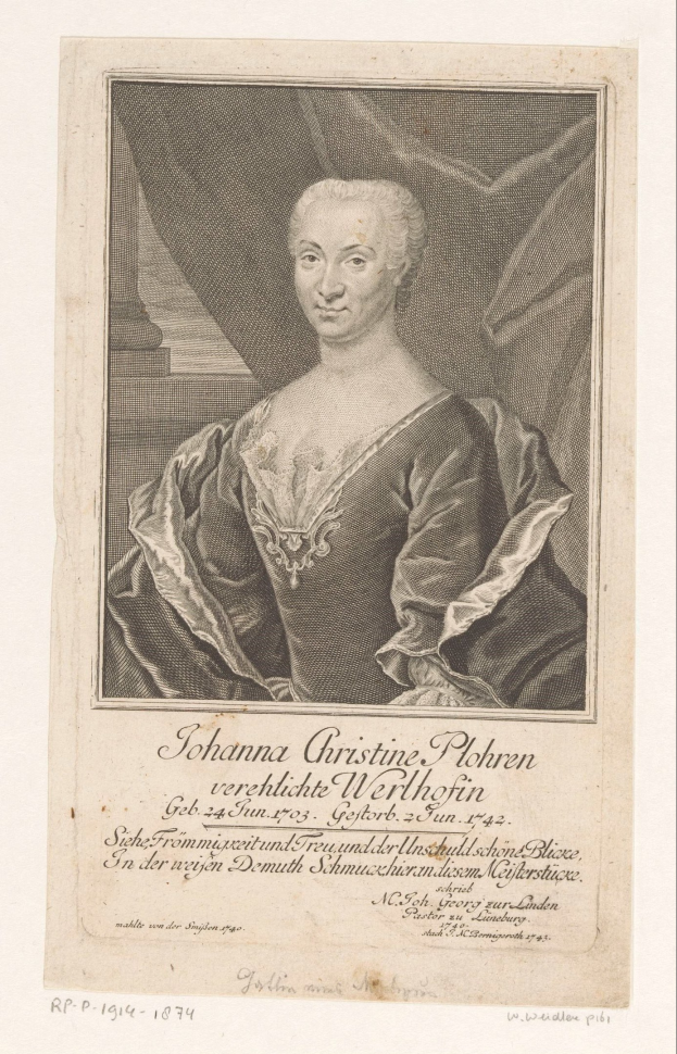 Portrait von Johanna Christine Plohren in einem weißen Kleid mit blauer Schärpe und weißer Haube, Haar zu einem Dutt gebunden, Hände verschränkt mit sanftem Ausdruck und leichtem Lächeln.