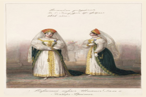 Zwei Frauen in traditionellen russischen Hochzeitskleidern mit aufwendiger Stickerei und Perlen stehen auf einem Teppichboden, lächeln sich an; eine hält einen Strauß, mit Text oben und unten im Bild.